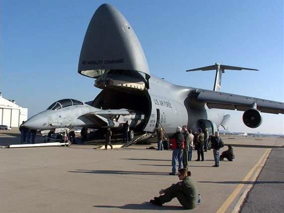 C-5 carrying an F-14