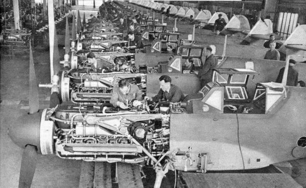 Pictures of German assembly lines building Bf-109s.