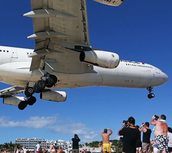 Air France A340-313X, awesome view at Maho Beach in its final approach landing at the adjacent Princess Juliana…