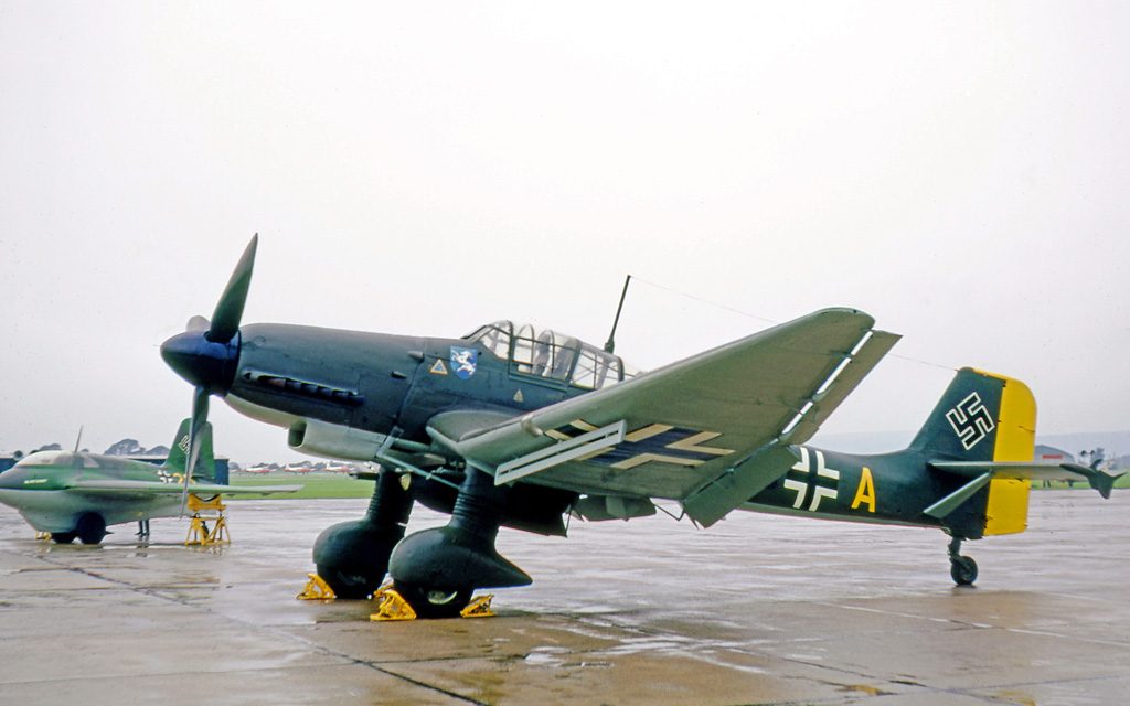 Junkers Ju 87 Sturzkampfflugzeug, composé de trois mots : « Sturz » (chute), « Kampf » (combat) et « Flugzeug »…