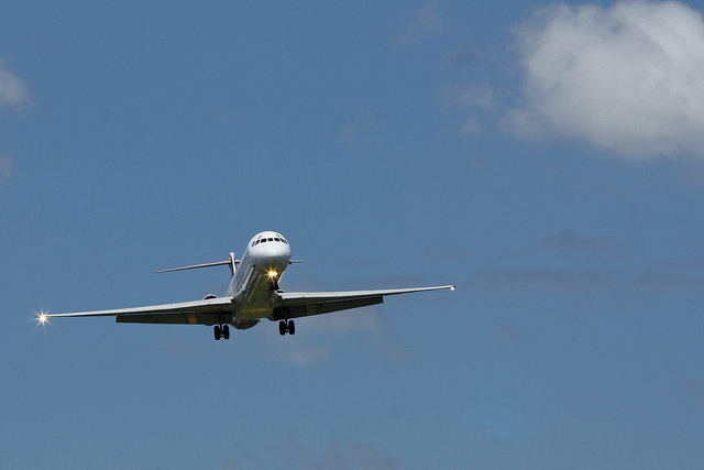 United Airways MD-83 struggling to maintain course due to cross wind at Runway 14 end.